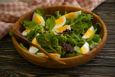 Taze salata, kaynamış yumurta.
