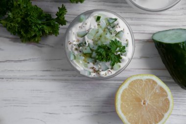 Tzatziki sosu, limon, beton zemin üzerinde salatalık.