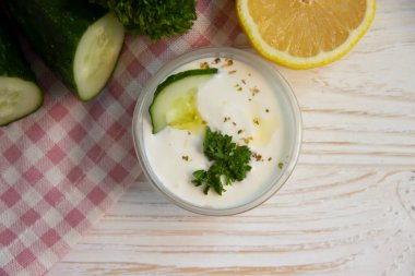 Tzatziki sosu, limon, beton zemin üzerinde salatalık.