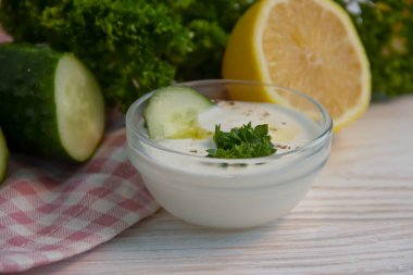 Tzatziki sosu, limon, beton zemin üzerinde salatalık.
