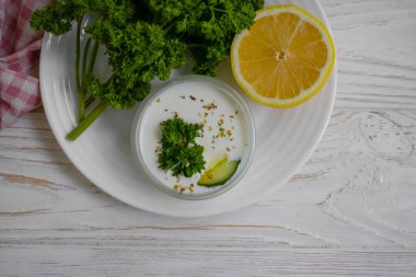 Tzatziki sosu, limon, beton zemin üzerinde salatalık.