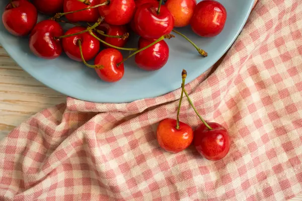 Cerezas Frescas Sobre Fondo Hormigón — Foto de Stock