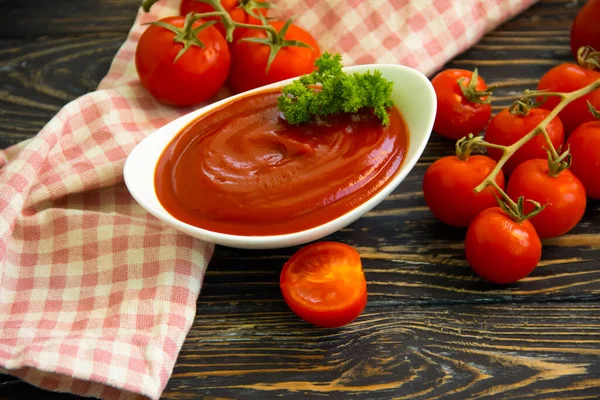 Tomatenketchup Auf Holzgrund — Stockfoto