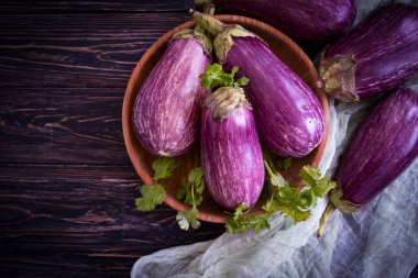 Tüm patlıcan ahşap arka planda