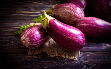 Tüm patlıcan ahşap arka planda