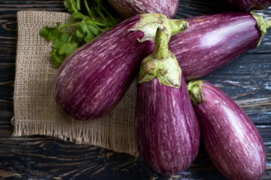 Tüm patlıcan ahşap arka planda