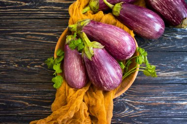 Tüm patlıcan ahşap arka planda