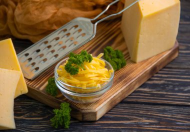  rendelenmiş peynir, ahşap arka planda maydanoz