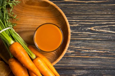 Tahta arka planda taze havuç.