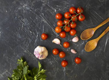 Beton arkaplanda kiraz domatesi