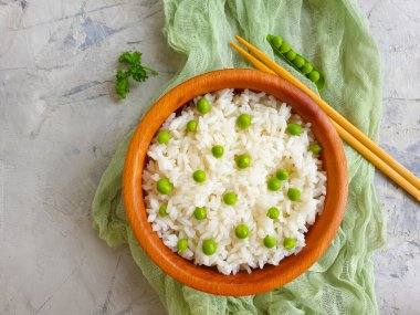  yeşil bezelyeli pirinç, beton zemin üzerinde çubuklar