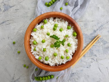  yeşil bezelyeli pirinç, beton zemin üzerinde çubuklar