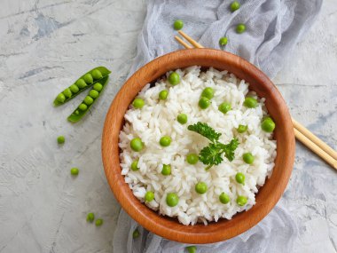  yeşil bezelyeli pirinç, beton zemin üzerinde çubuklar