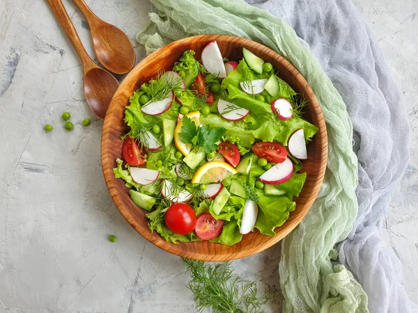 Salat Einem Teller Auf Betongrund — Stockfoto