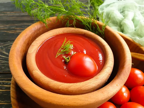 Tomatenketchup Auf Holzgrund — Stockfoto