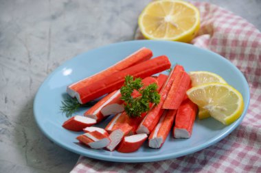 Beton zeminde maydanoz ve yengeç çubukları.