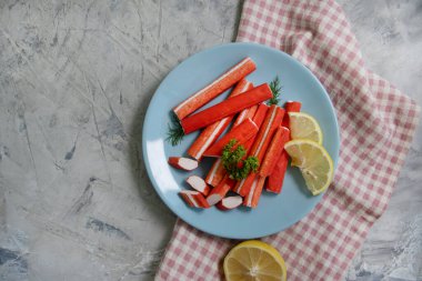 Beton zeminde maydanoz ve yengeç çubukları.