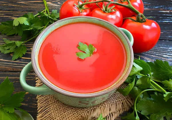 Zupa Pomidorowa Drewnianym Tle — Zdjęcie stockowe