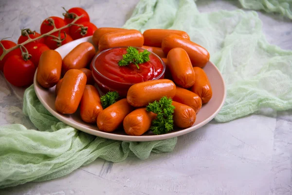 Würstchen Ketchup Auf Betongrund — Stockfoto