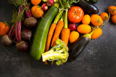  Beton arka planda taze sebzeler 