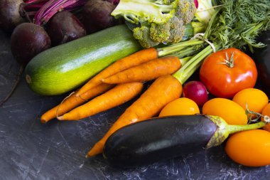  Beton arka planda taze sebzeler 