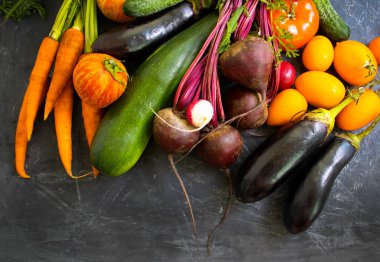  Beton arka planda taze sebzeler 