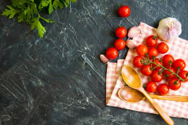 Beton zeminde domates, sarımsak, maydanoz.