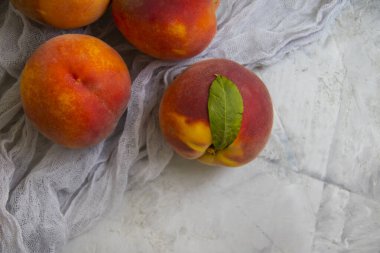 Beton zeminde taze şeftali