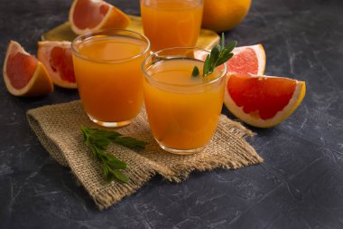  Beton arkaplanda greyfurt suyu