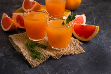  Beton arkaplanda greyfurt suyu