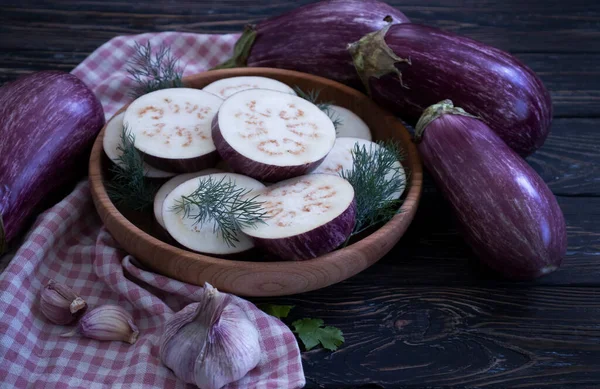 Pieces Raw Eggplant Wooden Background — Stock Photo, Image