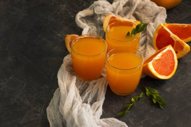  Beton arkaplanda greyfurt suyu