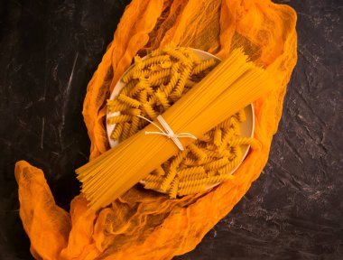  Kuru spagetti, beton zeminde makarna.