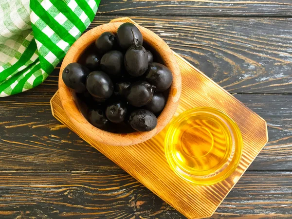 Black Olives Oil Wooden Background — Stock Photo, Image