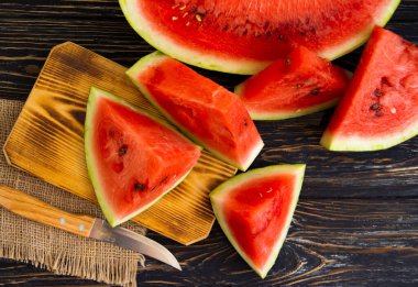  Tahta arka planda taze karpuz parçaları