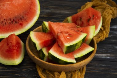  Tahta arka planda taze karpuz parçaları