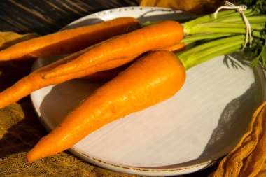 Tahta arka planda taze havuç.