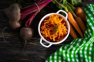 Ahşap arka planda rendelenmiş çiğ havuç ve pancar