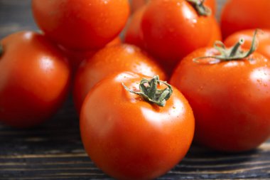 Ahşap zemin üzerinde taze domatesler