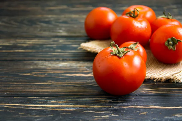 Ahşap zemin üzerinde taze domatesler