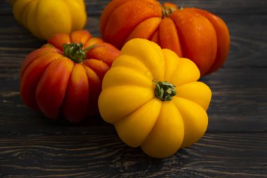 Tahta zemin üzerinde taze domatesler olgunlaşmış.