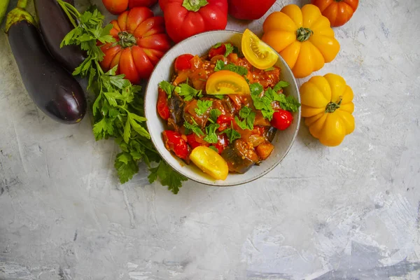 Gedünstete Auberginen Tomaten Paprika Auf Betongrund — Stockfoto