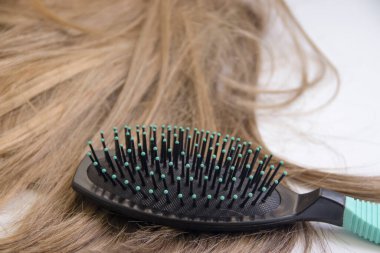 Güzel saçlı tarak, saç dökülmesi konsepti.