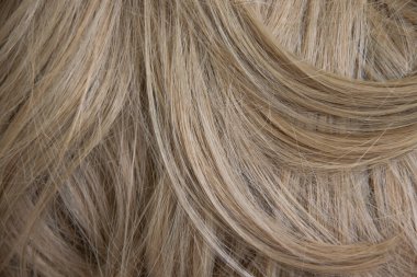 Güzel saçlar, yakın plan sarı arka plan.