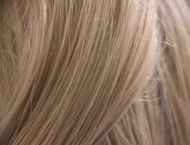 Güzel saçlar, yakın plan sarı arka plan.