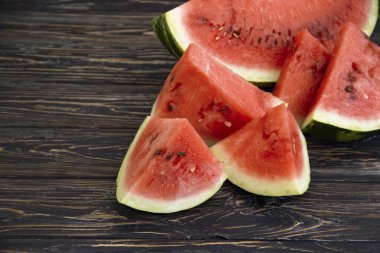 Tahta arka planda taze karpuz parçaları