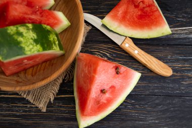 Tahta arka planda taze karpuz parçaları