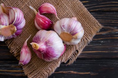 Ahşap arka planda tam sarımsak