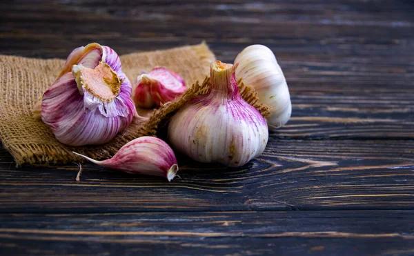 Ahşap Arka Planda Tam Sarımsak — Stok fotoğraf