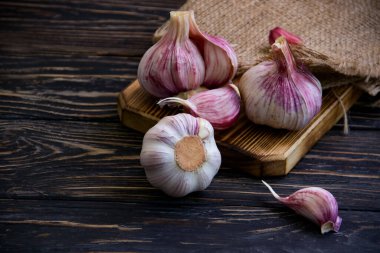 Ahşap arka planda tam sarımsak